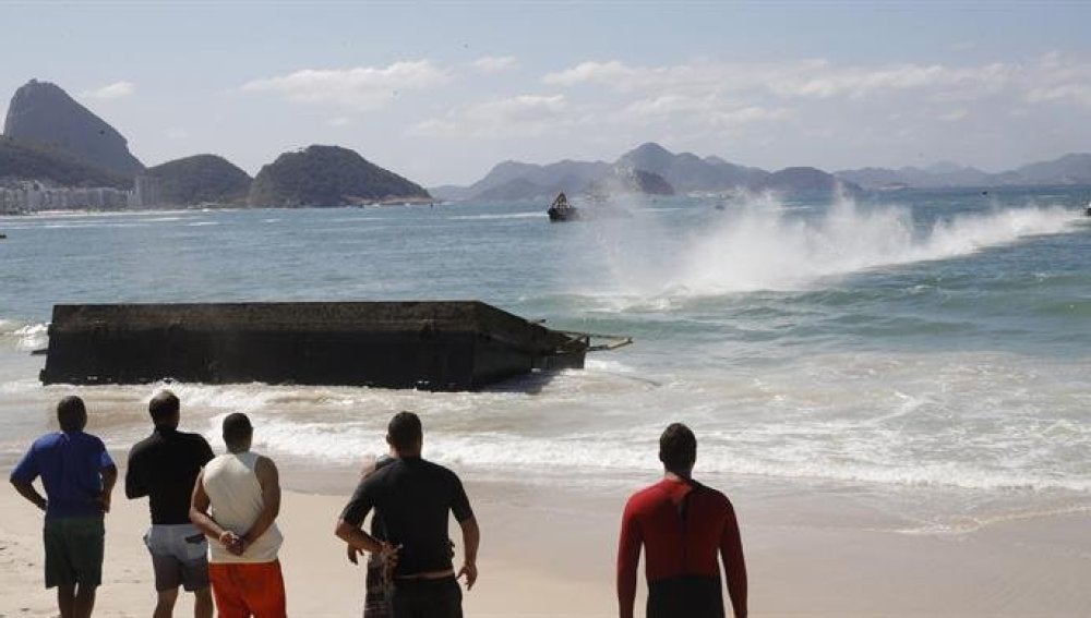Operarios de Río rescatan la plataforma hundida