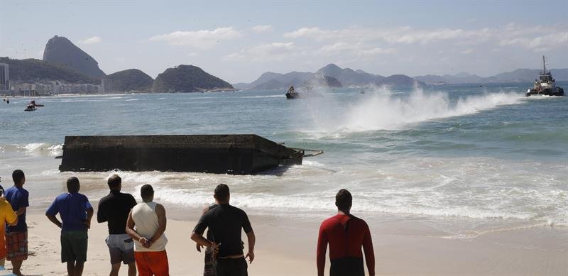 Se hunde en el mar la plataforma de salida de aguas abiertas en Río Se hunde en el mar la plataforma de salida de aguas abiertas en Río
