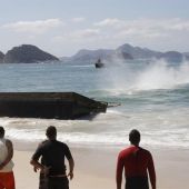 Operarios de Río rescatan la plataforma hundida