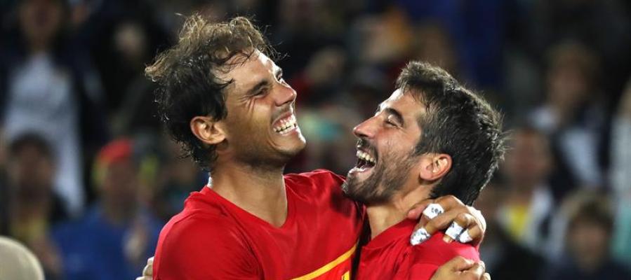 Rafa Nadal y Marc López celebran la medalla de oro Rafa Nadal y Marc López celebran la medalla de oro