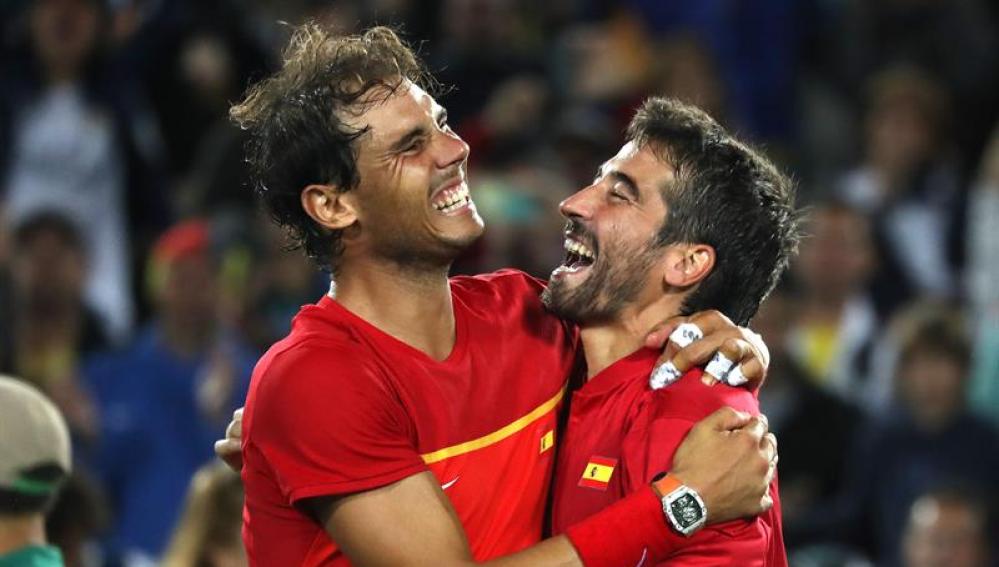 Rafa Nadal y Marc López celebran la medalla de oro