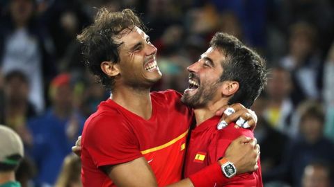Rafa Nadal y Marc L&oacute;pez celebran la medalla de oro