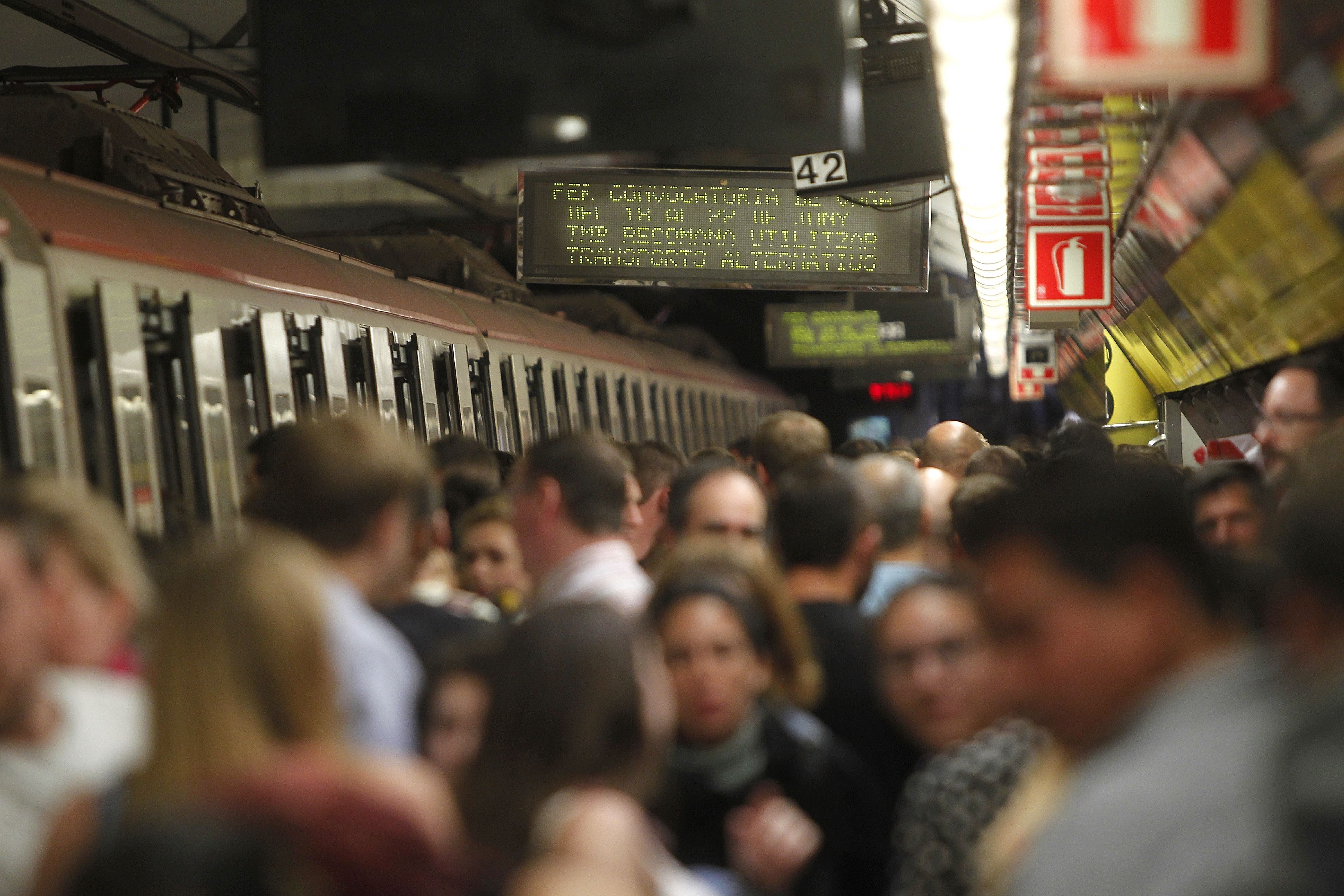 Un grupo de grafiteros agrede a varios pasajeros del Metro de Barcelona, entre ellos una mujer embarazada Un grupo de grafiteros agrede a varios pasajeros del Metro de Barcelona, entre ellos una mujer embarazada