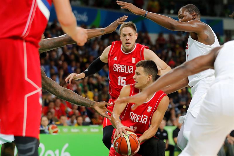 Estados Unidos se lleva un partido disputado ante una Serbia que rozó la sorpresa Estados Unidos se lleva un partido disputado ante una Serbia que rozó la sorpresa
