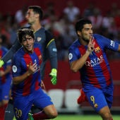 Luis Suárez celebra su tanto ante el Sevilla