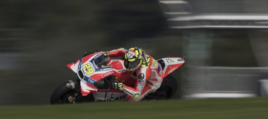 Andrea Iannone toma una curva en el GP de Austria Andrea Iannone toma una curva en el GP de Austria