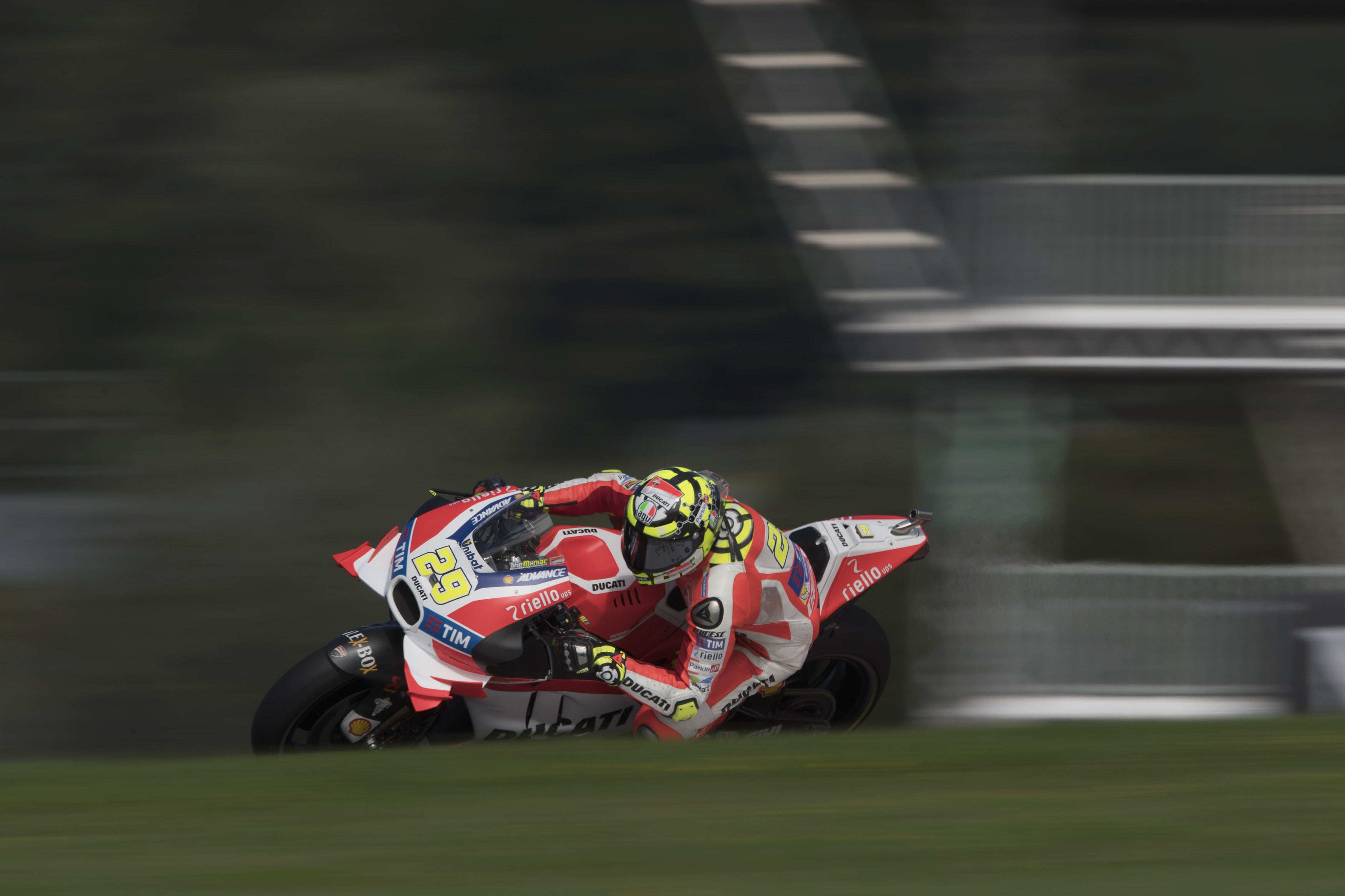 Iannone se impone en el GP de Austria con Dovizioso segundo y Lorenzo tercero Iannone se impone en el GP de Austria con Dovizioso segundo y Lorenzo tercero