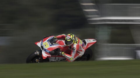 Andrea Iannone toma una curva en el GP de Austria