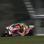 Andrea Iannone toma una curva en el GP de Austria Andrea Iannone toma una curva en el GP de Austria