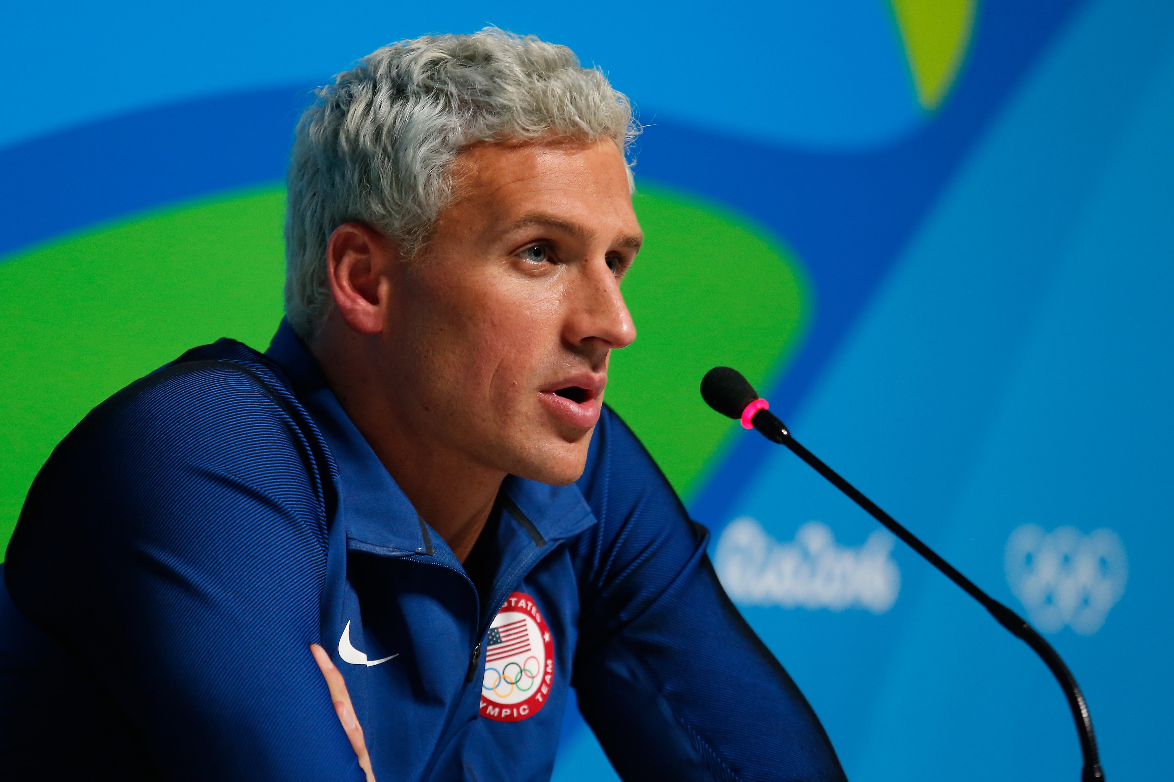 Ryan Lochte fue atracado por varios hombres disfrazados de policías en Río Ryan Lochte fue atracado por varios hombres disfrazados de policías en Río