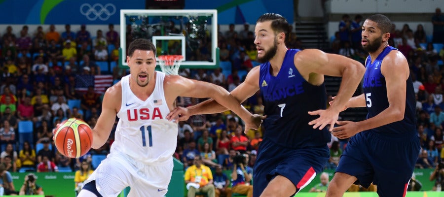 Klay Thompson penetra a canasta ante la defensa de Francia Klay Thompson penetra a canasta ante la defensa de Francia