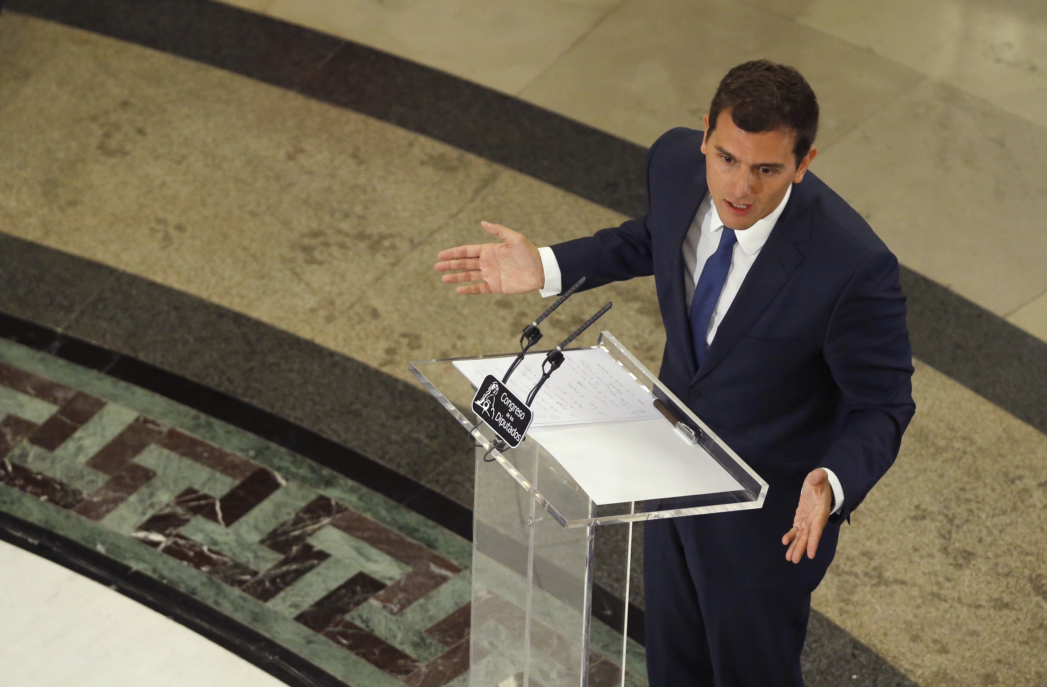 Rivera pide al PSOE que piense más en España que en el líder de su partido Rivera pide al PSOE que piense más en España que en el líder de su partido