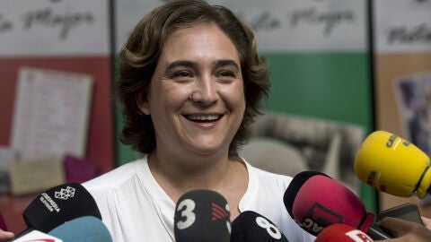La alcaldesa de Barcelona, Ada Colau, atiende a los medios de comunicaci&oacute;n antes de pasear por las calles del barrio de Gr&agrave;cia.