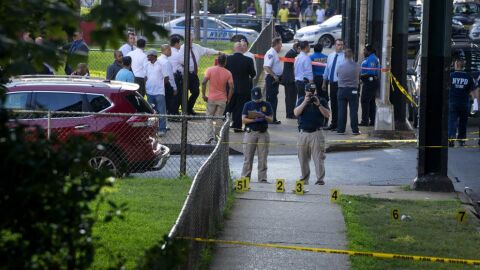 Investigadores en la escena del crimen en el barrio de Queens, Nueva York