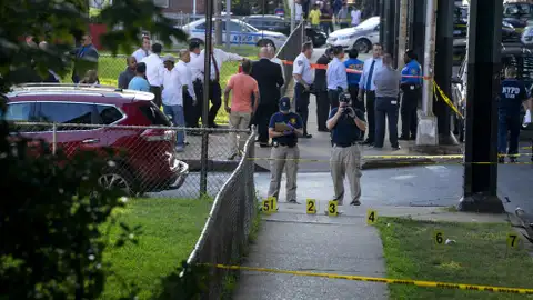 Investigadores Investigadores en la escena del crimen en el barrio de Queens, Nueva York