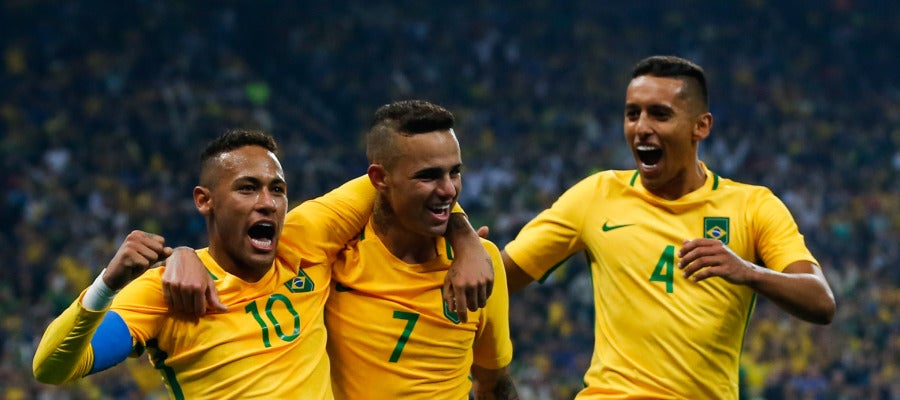 Neymar, Luan y Marquinhos celebran el segundo gol Neymar, Luan y Marquinhos celebran el segundo gol