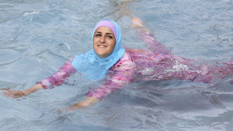 Una mujer se ba&ntilde;a en 'burkini'