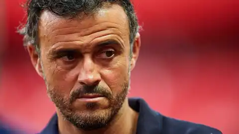 Luis Enrique mira pensativo antes de un encuentro del Barcelona Luis Enrique mira pensativo antes de un encuentro del Barcelona