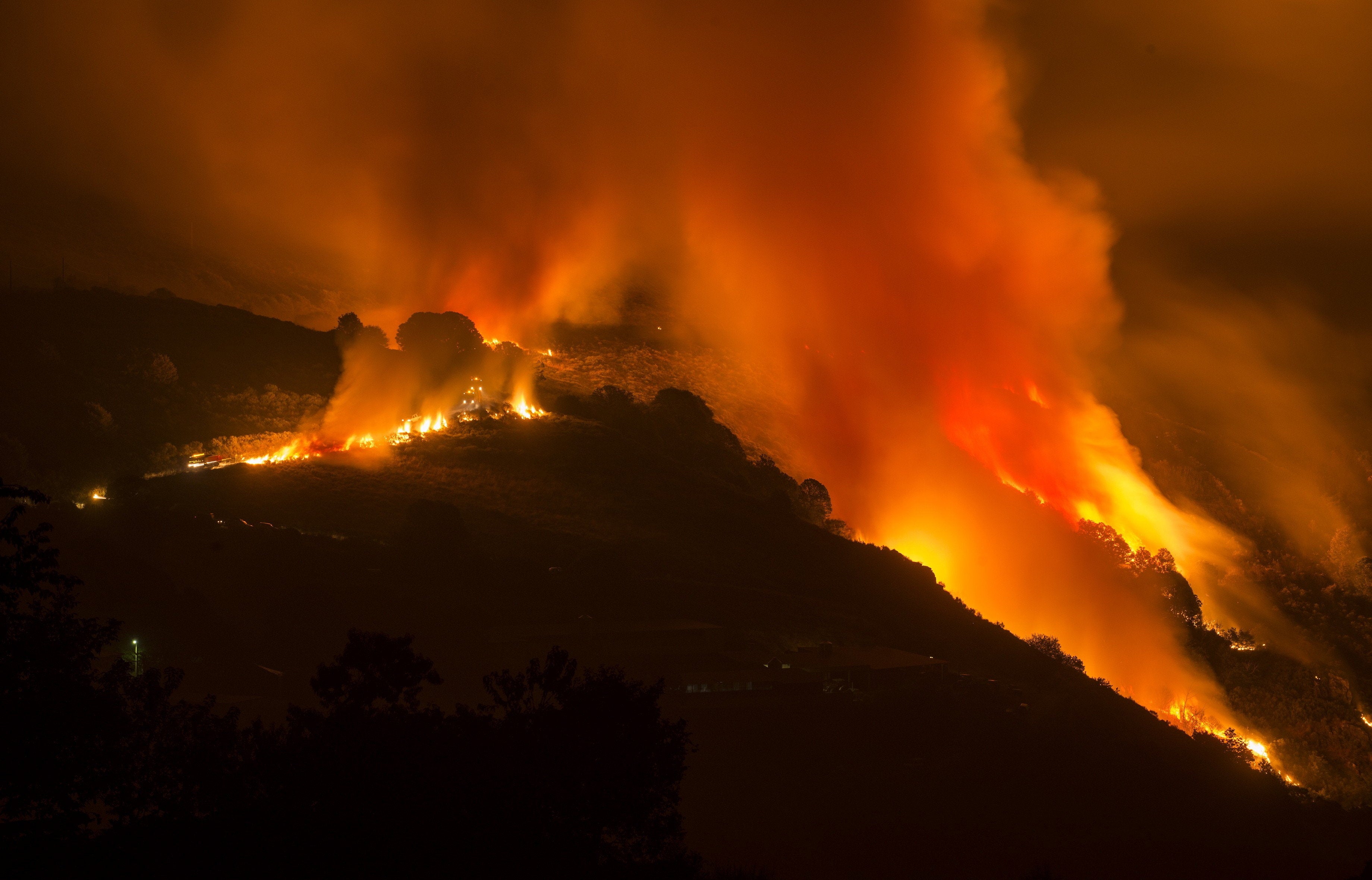 Primeras horas en prisión de los tres detenidos por provocar incendios en Ourense y Lugo Primeras horas en prisión de los tres detenidos por provocar incendios en Ourense y Lugo