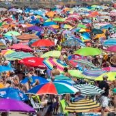 Miles de personas disfrutan del sol y el mar en las playas de la Malvarrosa y Las Arenas de Valencia