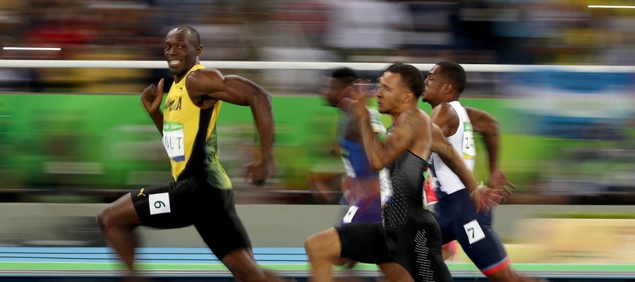 Bolt, sonriente a mitad de la semifinal de 100 m Bolt, sonriente a mitad de la semifinal de 100 m