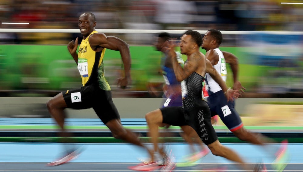 Bolt, sonriente a mitad de la semifinal de 100 m