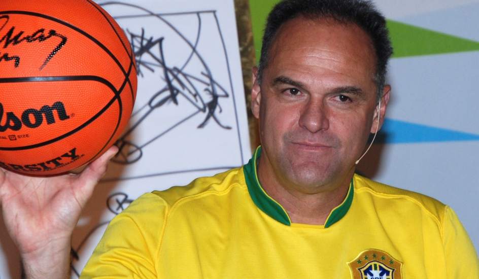 Óscar Schmidt: "Brasil juega mal, por eso ha sufrido contra Nigeria" Óscar Schmidt: "Brasil juega mal, por eso ha sufrido contra Nigeria"