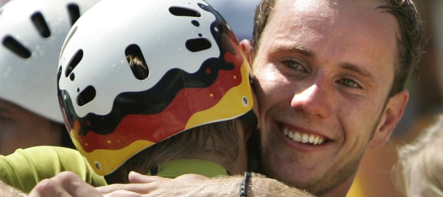 Stefan Henze, en 2004, celebrando su medalla de plata conseguida junto a su compañero Becker Stefan Henze, en 2004, celebrando su medalla de plata conseguida junto a su compañero Becker