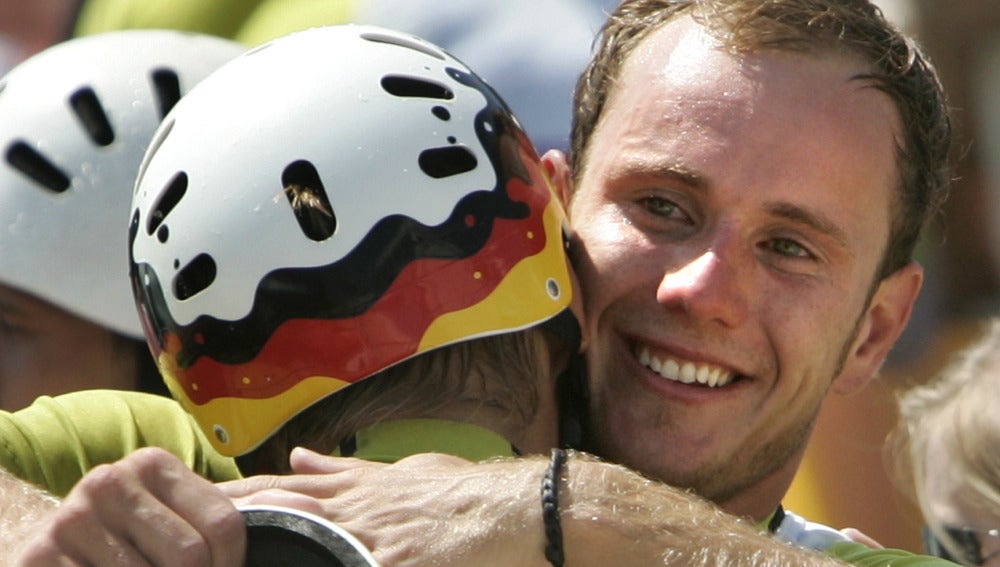 Stefan Henze, en 2004, celebrando su medalla de plata conseguida junto a su compañero Becker 