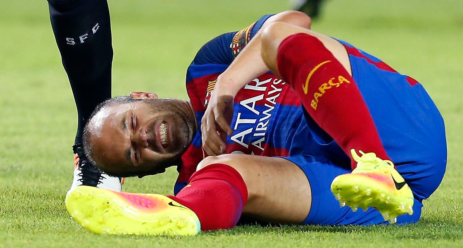 Iniesta estará dos semanas de baja tras sufrir una contusión en la rodilla derecha Iniesta estará dos semanas de baja tras sufrir una contusión en la rodilla derecha
