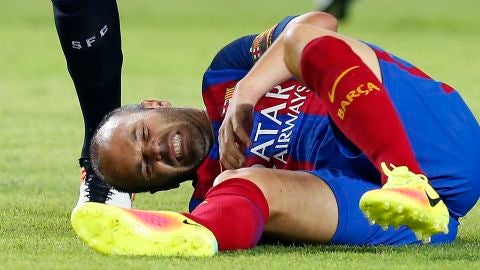 Iniesta se retir&oacute; lesionado en el partido de ida de la Supercopa de Espa&ntilde;a ante el Sevilla