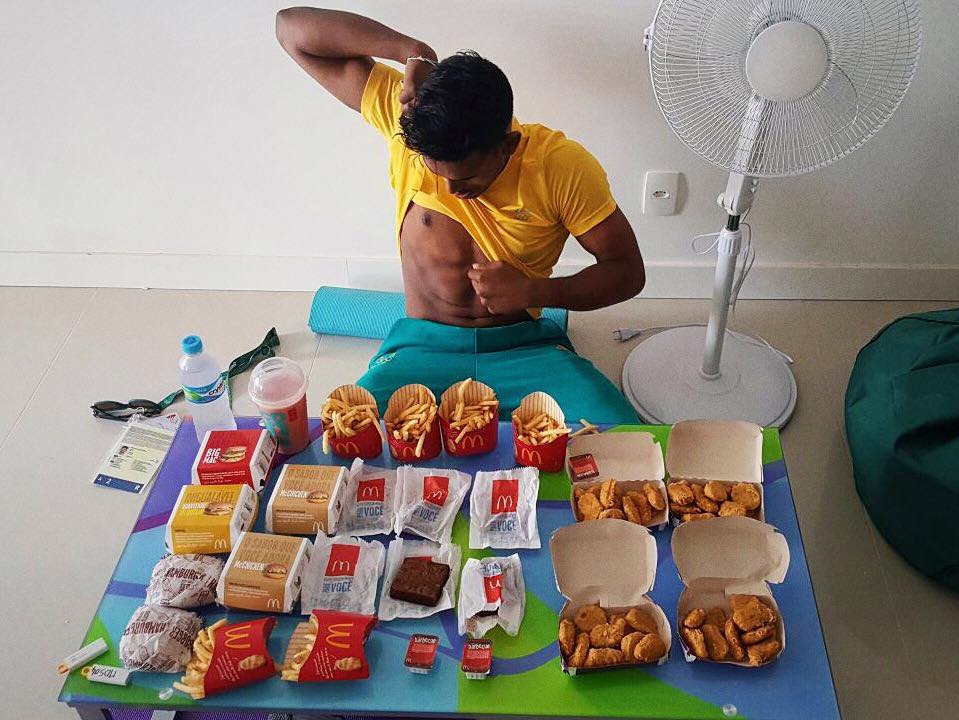 Un jugador de bádminton 'celebra' su eliminación de Río con un festín de comida basura Un jugador de bádminton 'celebra' su eliminación de Río con un festín de comida basura