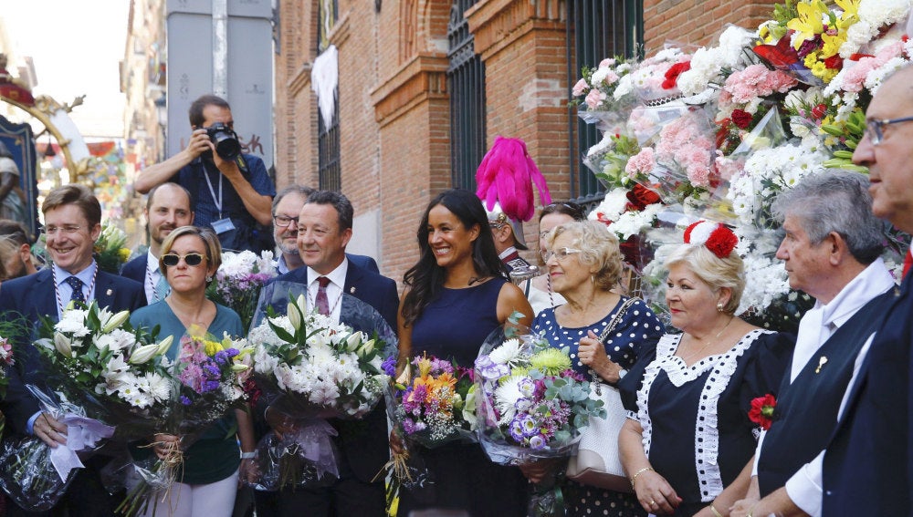 Los políticos madrileños participan en la ofrenda floral a la Virgen de la Paloma 
