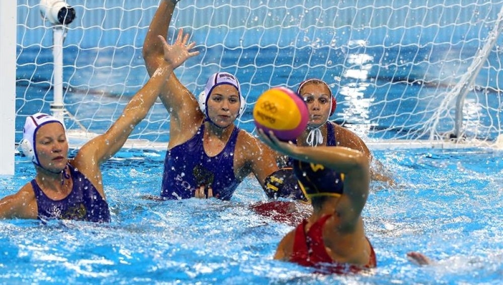 Imagen del partido de waterpolo entre la selección española femenina y la rusa