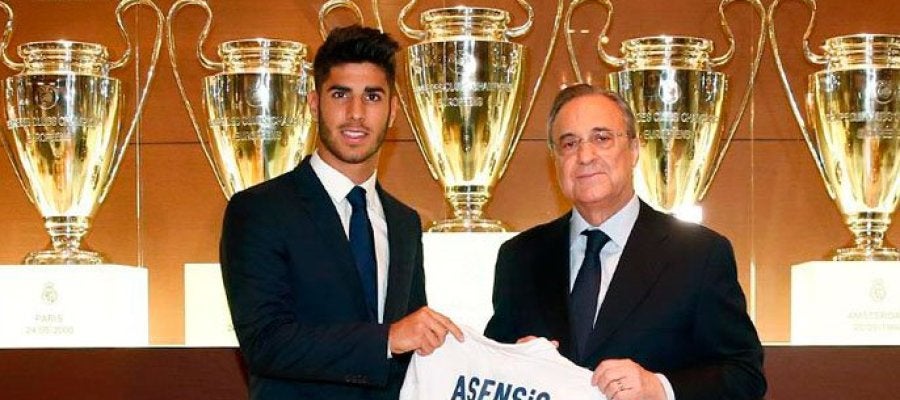 Marco Asensio posa con Florentino Pérez en su presentación con el Madrid Marco Asensio posa con Florentino Pérez en su presentación con el Madrid