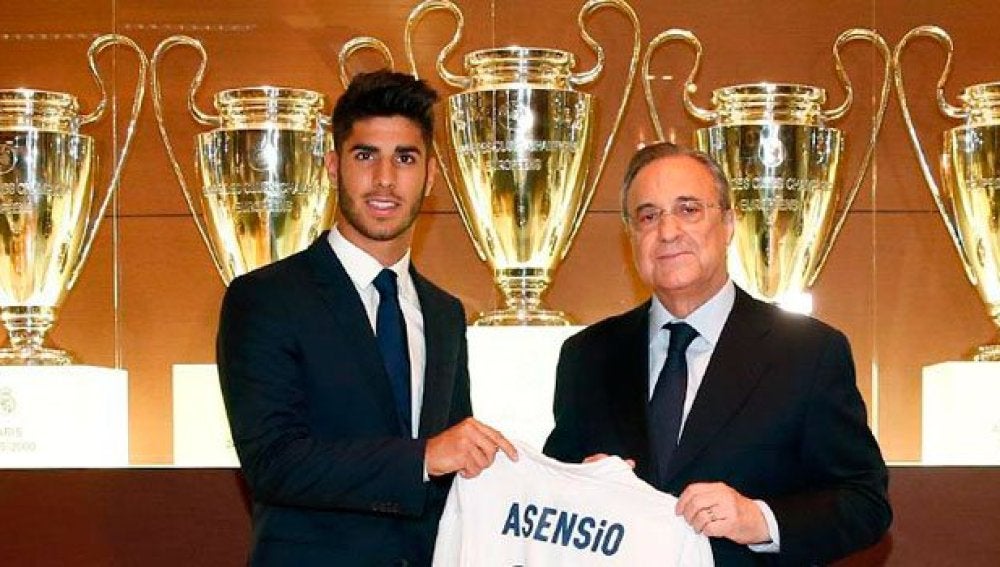 Marco Asensio posa con Florentino Pérez en su presentación con el Madrid