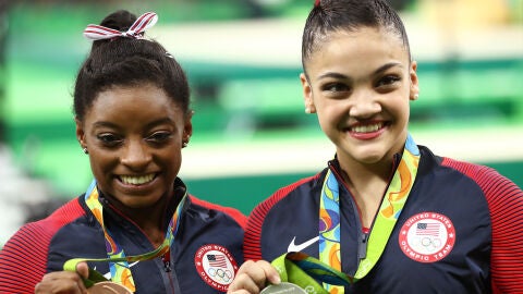 Simone Biles posando el bronce en R&iacute;o