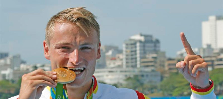 Marcus Cooper Walz mordiendo su medalla de oro Marcus Cooper Walz mordiendo su medalla de oro