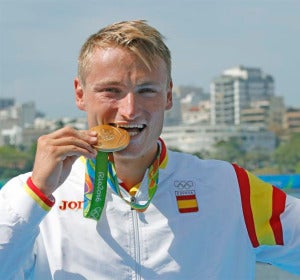 Marcus Cooper Walz mordiendo su medalla de oro Marcus Cooper Walz mordiendo su medalla de oro