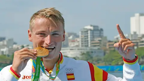 Marcus Cooper Walz mordiendo su medalla de oro Marcus Cooper Walz mordiendo su medalla de oro