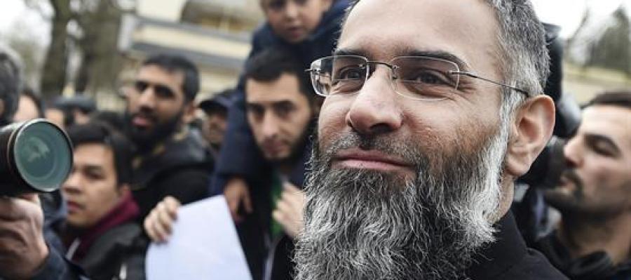 El clérigo radical británico Anjem Choudary durante una protesta en el exterior de la mezquita de Regents Park en Londres, Reino Unido. El clérigo radical británico Anjem Choudary durante una protesta en el exterior de la mezquita de Regents Park en Londres, Reino Unido.