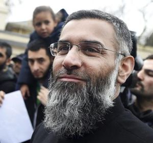 El clérigo radical británico Anjem Choudary durante una protesta en el exterior de la mezquita de Regents Park en Londres, Reino Unido. El clérigo radical británico Anjem Choudary durante una protesta en el exterior de la mezquita de Regents Park en Londres, Reino Unido.