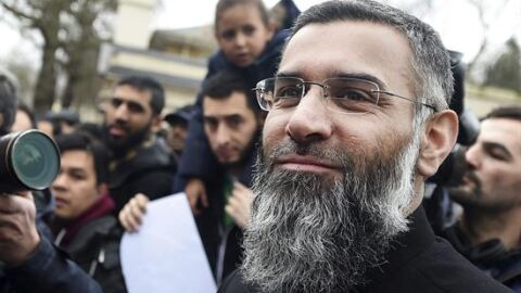 El cl&eacute;rigo radical brit&aacute;nico Anjem Choudary durante una protesta en el exterior de la mezquita de Regents Park en Londres, Reino Unido. 