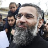 El clérigo radical británico Anjem Choudary durante una protesta en el exterior de la mezquita de Regents Park en Londres, Reino Unido. 