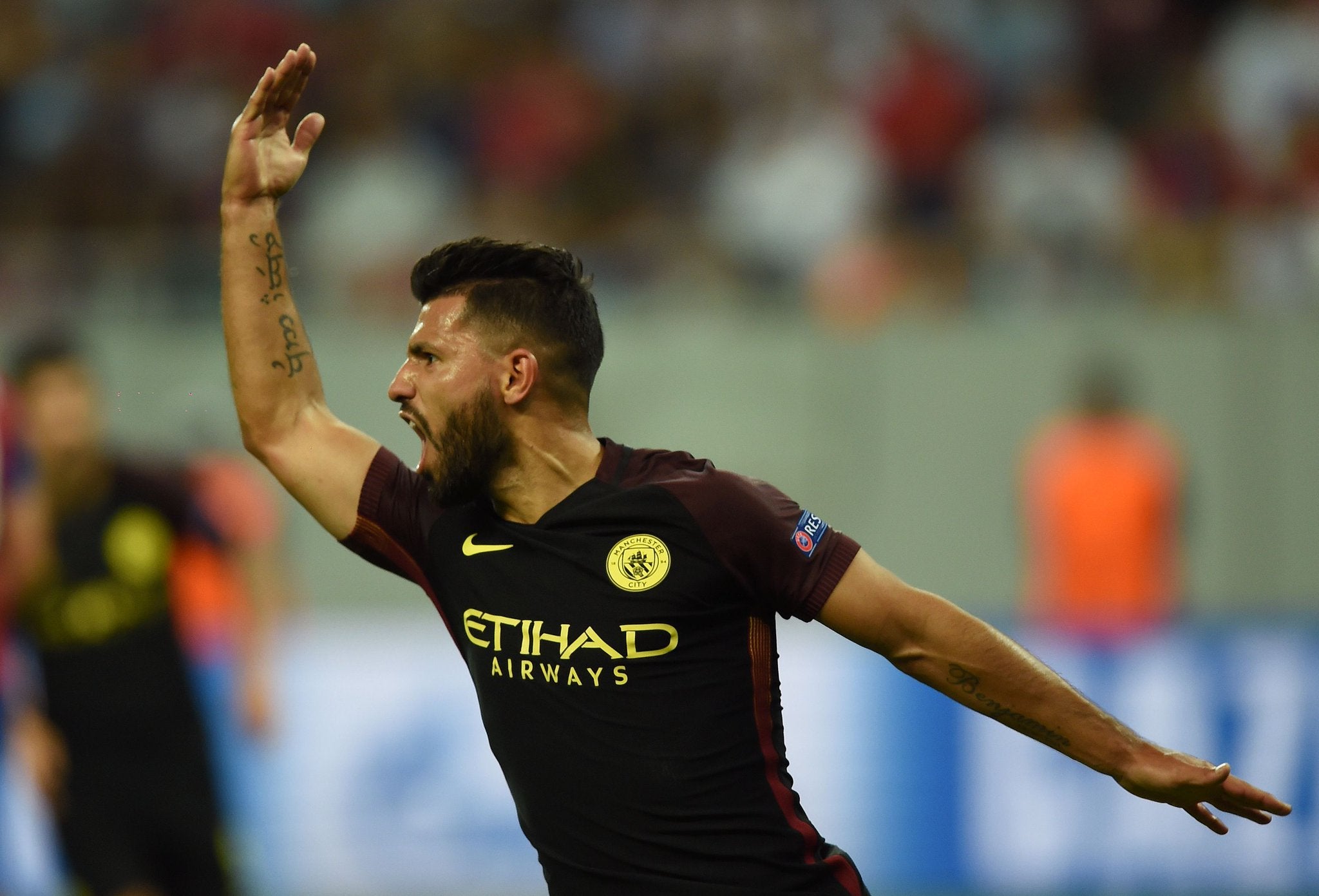 La FA acusa de conducta violenta a Agüero, que podría ser sancionado tres partidos La FA acusa de conducta violenta a Agüero, que podría ser sancionado tres partidos