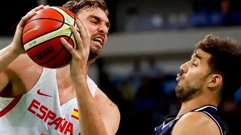 Pau Gasol y Roberto Acuña en el partido entre España y Argentina de baloncesto Pau Gasol y Roberto Acuna en el partido entre España y Argentina de baloncesto