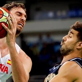 Pau Gasol y Roberto Acuña en el partido entre España y Argentina de baloncesto Pau Gasol y Roberto Acuña en el partido entre España y Argentina de baloncesto