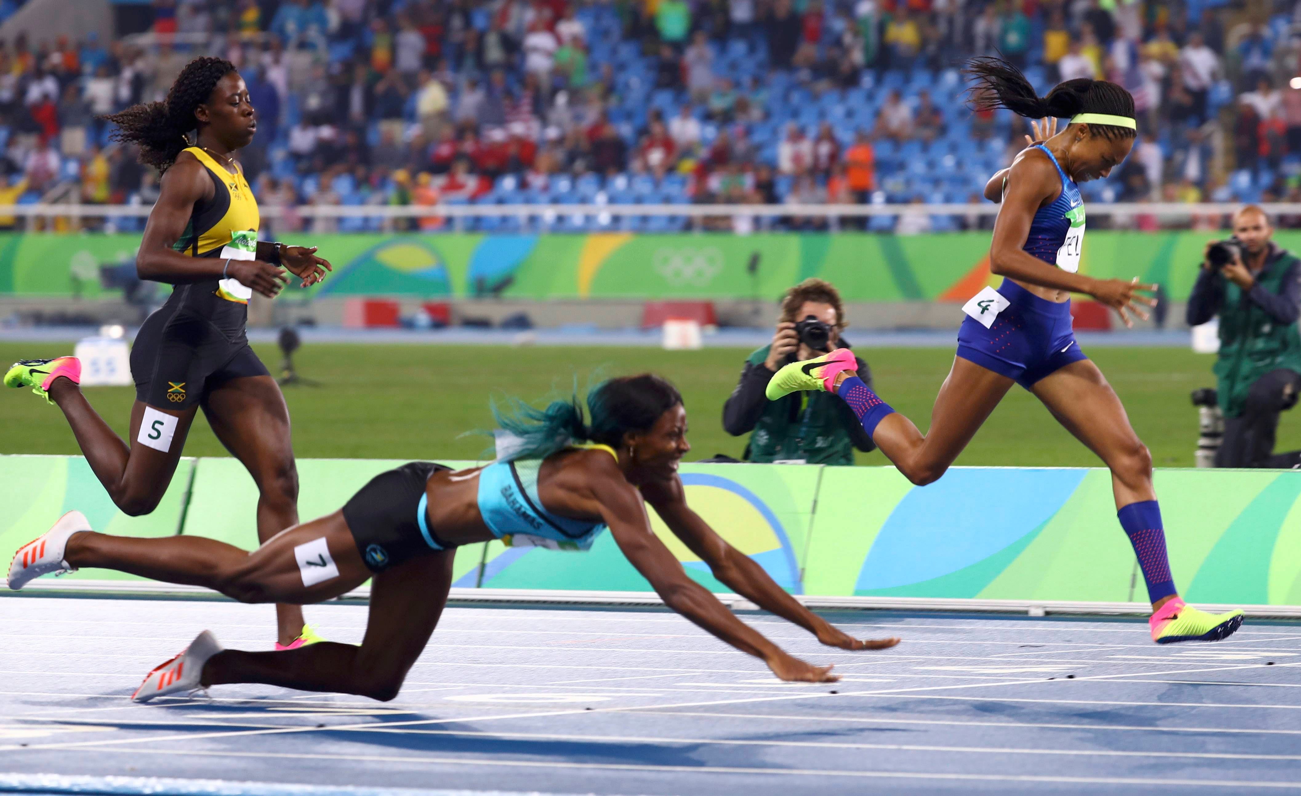 Shaunae Miller se tira en plancha sobre la meta para ganar el oro en 400 metros Shaunae Miller se tira en plancha sobre la meta para ganar el oro en 400 metros