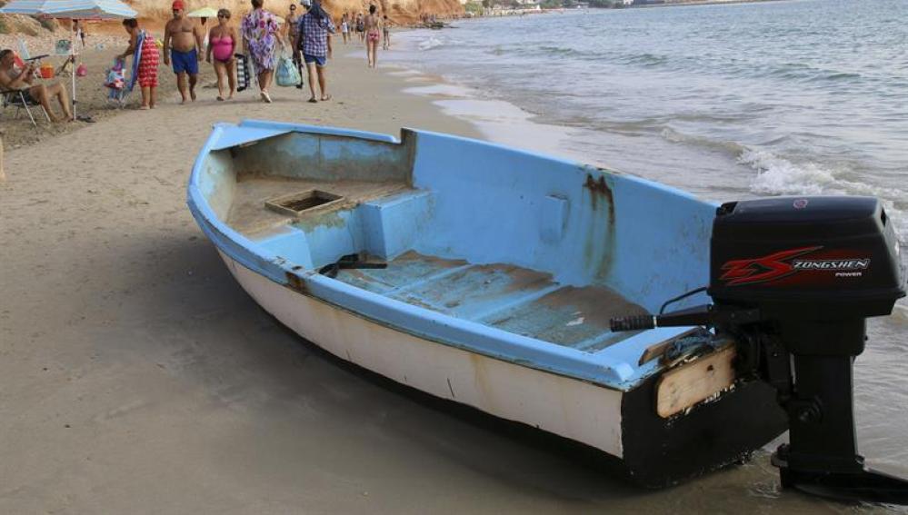 Una patera que llegó a la playa de la Mil Palmeras, en la provincia de Alicante.