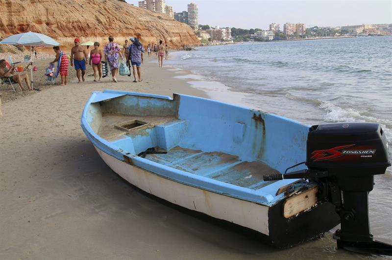Llega a Alicante una patera con ocho inmigrantes hallada a media milla costa Llega a Alicante una patera con ocho inmigrantes hallada a media milla costa